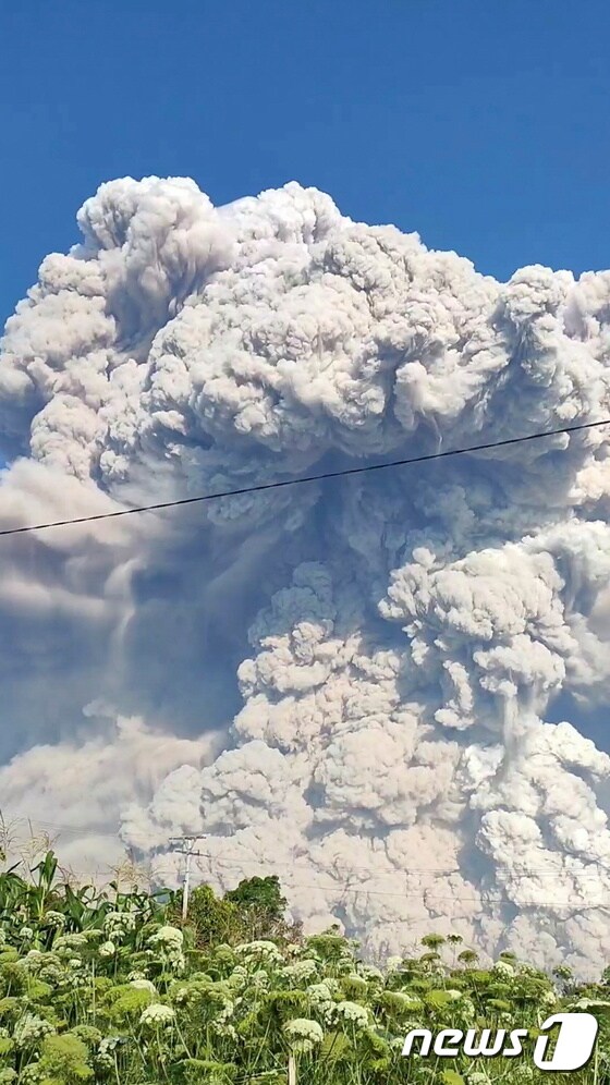 2일(현지시간) 폭발한 인도네시아 수마트라섬 시나붕 화산은 지난 2010년 400년 만에 처음으로 폭발했다. 이후 계속해서 폭발하고 있다. © 로이터=뉴스1 © News1 원태성 기자