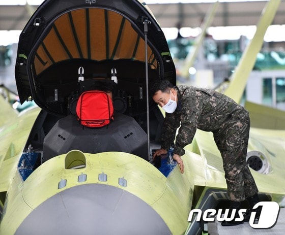 이성용 공군참모총장이 지난달 2일 경남 사천 한국항공우주산업(KAI)을 찾아 최종 조립 중인 한국형 전투기(KF-X) 시제기를 직접 살펴보고 있다. (공군 제공) 2021.3.2/뉴스1