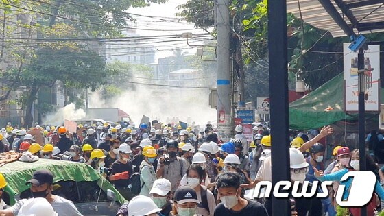 미얀마에서 반군부 시위대가 최루가스를 피해 달아나고 있다. © 로이터=뉴스1