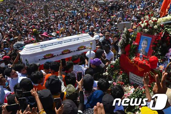 반군부 시위에 참여했다가 경찰의 총을 맞고 사망한 여대생의 장례식이 2일 미얀마 양곤에서 열리고 있다. © AFP=뉴스1
