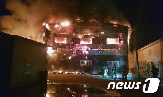2일 오후 8시 59분쯤 경기 김포시 대곶면 율생리의 한 숯 유통 공장에서 화재가 발생했다. 소방대원이 화재를 진압하고 있다.(김포소방서제공)2021.3.2/뉴스1 © News1 정진욱 기자