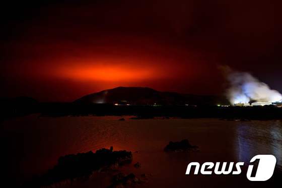 아이슬란드 레이캬네스 반도에서 19일 화산이 분출하고 있다. © AFP=뉴스1