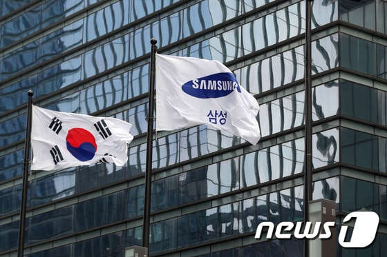 서울 삼성전자 서초사옥에 걸린 태극기와 삼성 깃발의 모습/뉴스1 © News1