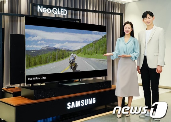 경기도 수원시 삼성전자 수원 디지털시티에서 모델들이 Neo QLED TV 제품으로 8K 영화 '투 옐로우 라인'을 선보이고 있다. (삼성전자 제공) 2021.3.22/뉴스1