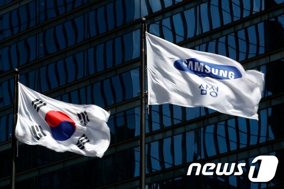 서울 서초동에 위치한 삼성전자 서초사옥에 걸린 태극기와 삼성 깃발의 모습/뉴스1 © News1 이승배 기자