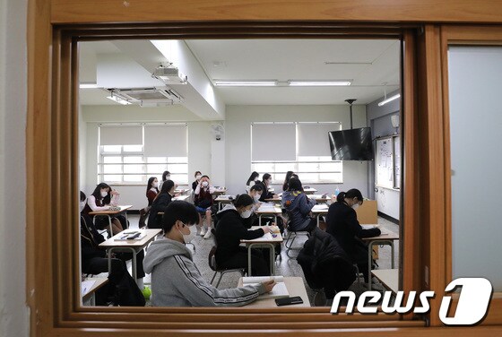 올해 첫 전국 단위 모의고사인 2021학년도 3월 전국연합학력평가 시험을 준비하는 고3 학생들. .(사진은 기사 내용과 무관함)/뉴스1 © News1