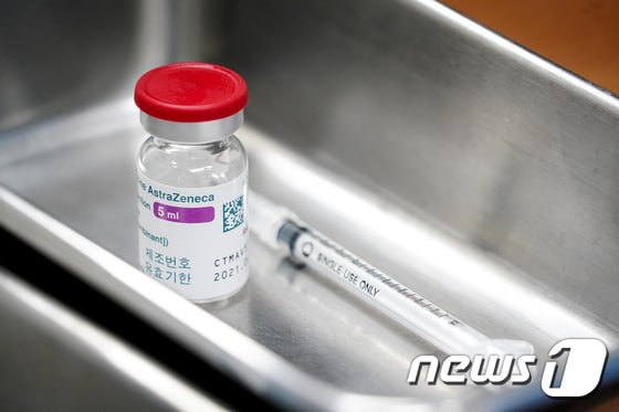 아스트라제네카(AZ)사의 백신과 주사기 2021.3.23/뉴스1 © News1 유승관 기자