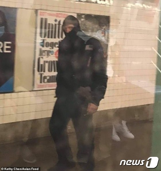 뉴욕지하철서 아시아계 여성을 향해 오줌 테러를 벌인 남성의 모습(케시 첸/아시안피드 갈무리) © 뉴스1