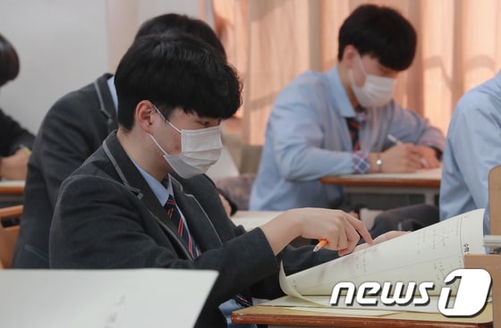 2021학년도 고3 전국연합학력평가가 실시된 지난 3월25일 전북 전주 한 고등학교에서 학생들이 시험을 보고 있다. 2021.3.25/뉴스1 © News1 유경석 기자