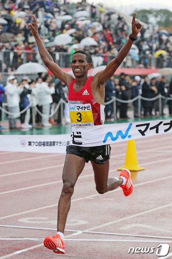 2016년 후쿠오카 국제마라톤에서 우승한 에티오피아의 예메인 트세게이 애드헤인. © AFP=뉴스1