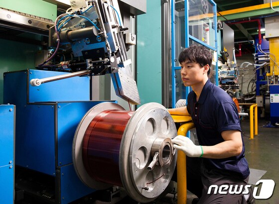 LS전선 구미사업장에서 전기차용 고전압 권선을 생산하는 모습. (LS전선 제공)© 뉴스1