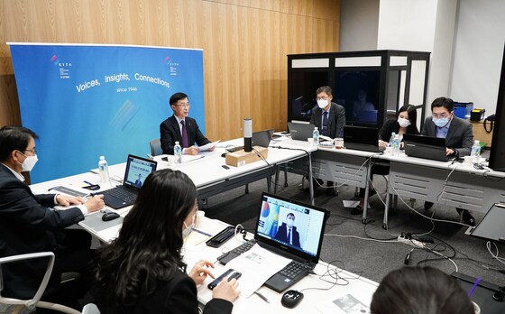 한국무역협회가 26일 삼성동 트레이드타워에서 ‘한-카자흐스탄 경제협력 세미나’를 온라인으로 개최했다.(한국무역협회 제공)© 뉴스1(