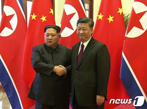 김정은 북한 조선노동당 총비서(왼쪽)과 시진핑 중국 국가주석 <자료사진> © AFP=뉴스1