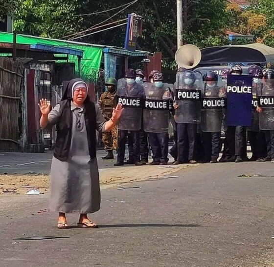 안 로사 누 타웅 수녀가 무장한 경찰들 앞에서 울음을 터트리며 시위대에 사격을 하지 말아달라고 호소하고 있다. (찰스 마웅 보 추기경 트위터 갈무리/뉴스1)