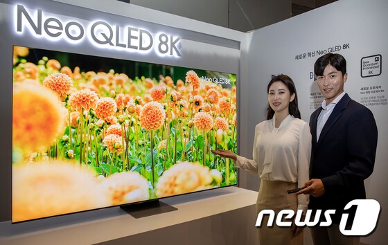 3일 서울 서초동 삼성 딜라이트에서 모델들이 삼성전자의 신제품 Neo QLED TV를 소개하고 있다. . (삼성전자 제공) 2021.3.3/뉴스1