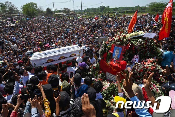 2일(현지시간) 미얀마 양곤에서 군부 쿠데타 규탄 시위 중 군경의 총을 맞고 숨진 니 니 아웅 뗏 나잉의 장례식서 시민들이 '세 손가락 경례'를 하며 추모하고 있다. © AFP=뉴스1 © News1 우동명 기자