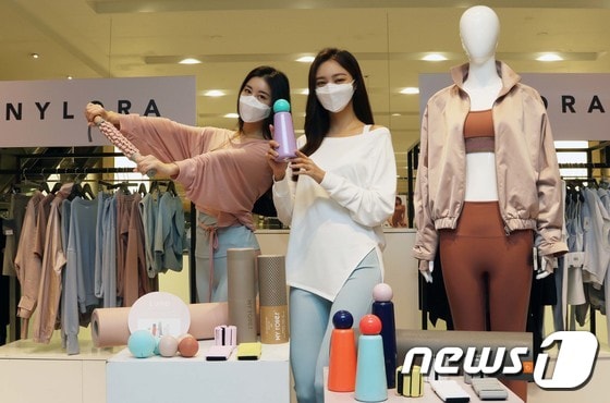 3일 서울 중구 신세계백화점 본점에 마련된 미국 프리미엄 패션 애슬레저 브랜드 ‘나일로라’ 팝업 스토어에서 모델이 제품을 소개하고 있다.(신세계백화점 제공) 2021.3.3/뉴스1