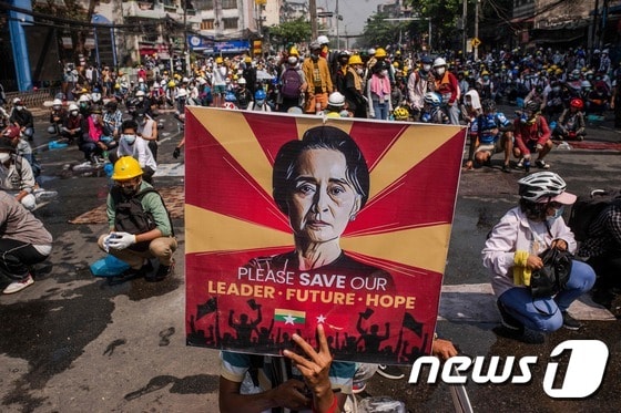 2021년 3월 3일 미얀마 양곤에서 군부 쿠데타 규탄 시위대가 아웅산 수치의 사진을 들고 경찰의 진압을 대비하고 있다. © AFP=뉴스1 © News1 우동명 기자