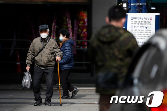  서울 종로구 탑골공원 인근에서 한 어르신이 발걸음을 옮기고 있다. 2021.3.3/뉴스1 © News1 이승배 기자