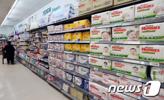 3일 서울시내의 한 대형마트에서 기저귀 등 육아용품을 판매하고 있다.  2021.3.3/뉴스1 © News1 박세연 기자