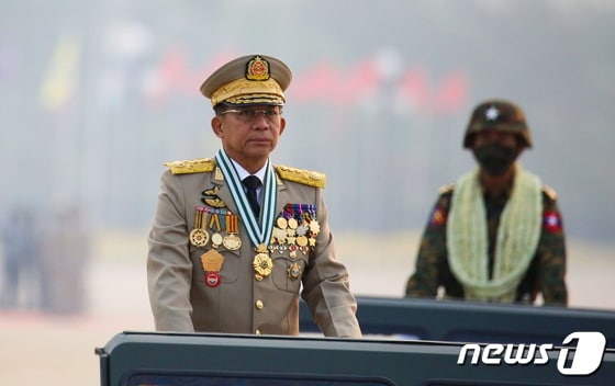 미얀마에서 일일 최대 사망자가 나온 지난달 27일(현지시간) 국군의 날 기념 행사에 참석한 군부 총사령관 민 아웅 흘라잉. © 로이터=뉴스1 © News1 원태성 기자