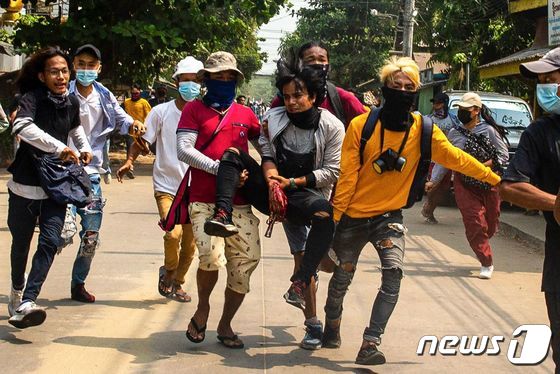[사진] 부상 동료 옮기는 미얀마 쿠데타 반대 시위대