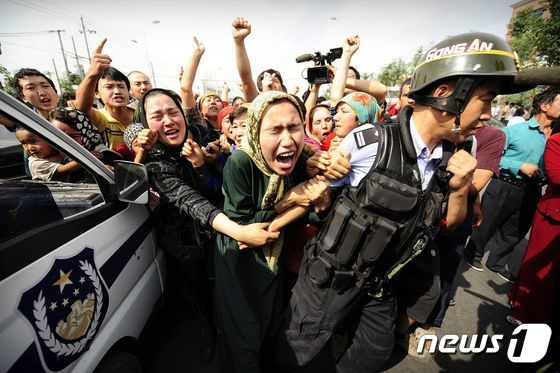 독립을 주장해온 중국 신장 자치구 소수민족 위구르인들이 정부에 항의 시위를 벌이는 모습. © AFP=뉴스1 © News1 최서윤 기자