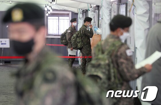 서울역에 마련된 코로나19 임시선별진료소에서 군 장병들이 진단검사를 받고 있는 모습. 2021.3.30/뉴스1 © News1 이성철 기자