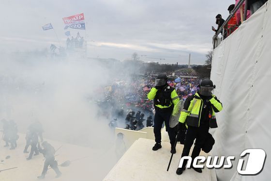 1월6일(현지시간) 도널드 트럼프 미국 대통령을 지지하는 시위대가 워싱턴 의사당에 난입을 시도하자 경찰이 최루 가스를 뿌리고 있다. © AFP=뉴스1 © News1 우동명 기자