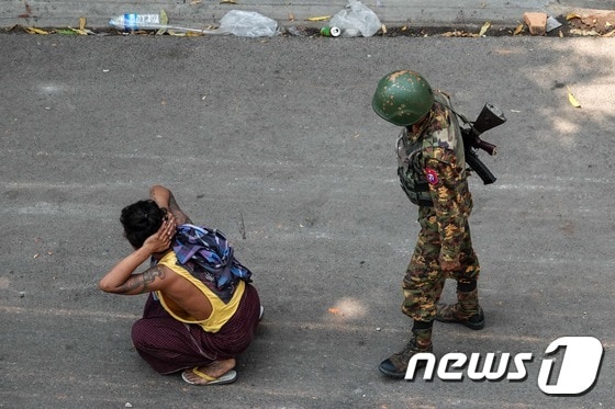 3일(현지시간) 미얀마 만달레이에서 군사 쿠데타를 규탄하는 시위대가 군인에게 체포돼 얼차려를 당하고 있다. © AFP=뉴스1 © News1 우동명 기자