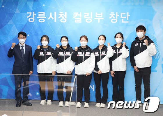 여자 컬링 ‘팀킴(Team KIM)’은 4일 강릉시청에 창단 협약식 뒤 기자회견을 가졌다.(강릉시 제공) 2021.03.04./뉴스1