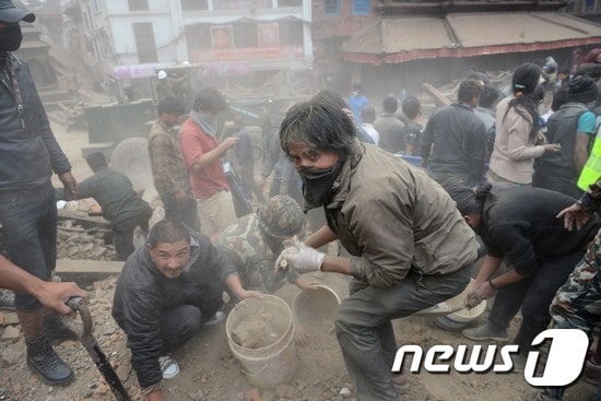 25일 강진이 강타한 네팔에서 주민들이 구호 작업을 벌이고 있다. AFP=뉴스1
