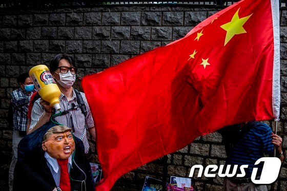 트럼프 정부에 반발하는 중국인 © AFP=뉴스1 © News1 원태성 기자