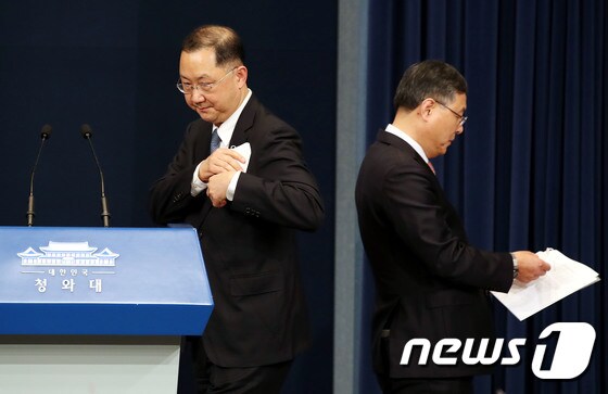 김진국 신임 민정수석과 신현수 전 수석