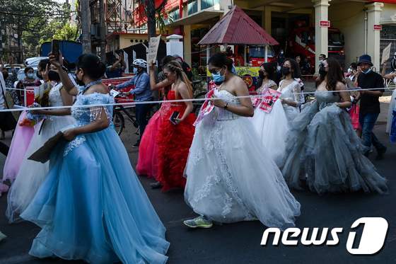 2월10일 군부 쿠데타에 반대하는 시위에 여성들이 웨딩드레스를 입고 참여하고 있다. © AFP=뉴스1