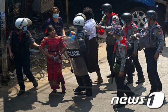 군경에 체포되는 미얀마 여성 시위자 © AFP=뉴스1
