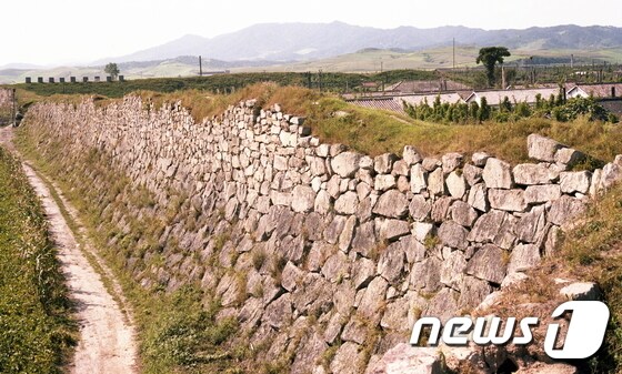 함경북도 경성에 남아 있는 경성읍성 성곽 전경. (미디어한국학 제공) 2021.03.06.© 뉴스1