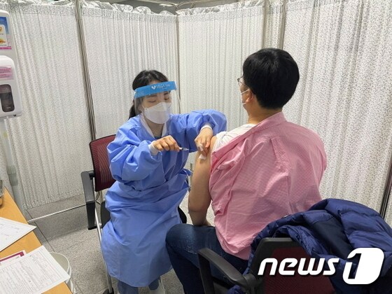 6일 전북대학교병원 의료진과 직원들에 대한 코로나19백신 접종이 시작됐다.(전북대병원 제공)© 뉴스1
