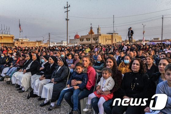 2021년 3월 5일(현지시간) 가톨릭 2000년 역사상 처음으로 이라크를 찾은 프란치스코 교황의 방문에 앞서 모술 북쪽 카라코쉬의 광장서 축하행사에 시민들이 참석을 하고 있다. © AFP=뉴스1 © News1 우동명 기자