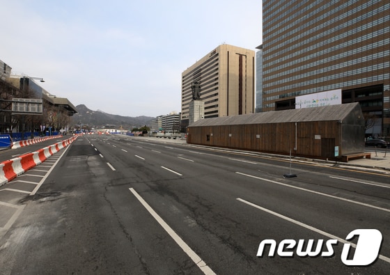 6일 서울 세종대로 광화문광장 서측차로(세종문화회관 앞)가 폐쇄돼 있다. 2021.3.6/뉴스1 © News1 구윤성 기자