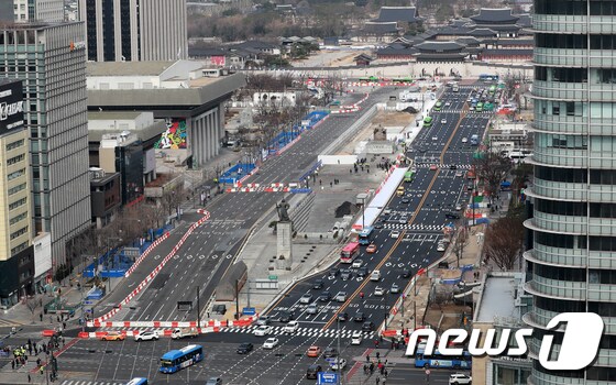 서울 세종대로 광화문광장 서측차로(세종문화회관 앞)가 폐쇄된 6일 차량들이 동측차로(교보빌딩 앞)를 통해 이동하고 있다. 2021.3.6/뉴스1 © News1 구윤성 기자