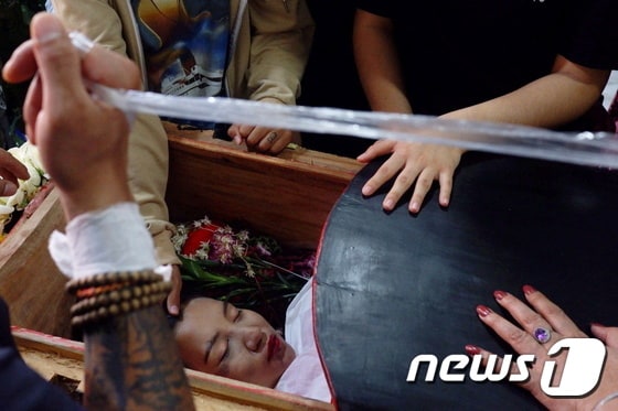 미얀마 만달레이에서 군부에 항의 시위를 하던 중 군경의 총탄을 맞고 숨진 19세 '태권소녀' 키얄 신의 장례가 2021년 3월 4일 진행되는 모습. © 로이터=뉴스1 © News1 최서윤 기자