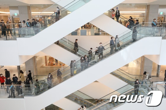 휴일인 7일 오전 서울 여의도 '더현대 서울'에서 시민들이 쇼핑을 즐기고 있다. 2021.3.7/뉴스1 © News1 성동훈 기자