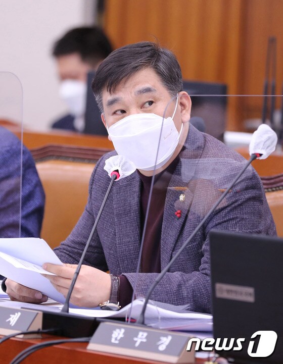 최승재 국민의힘 의원이 권칠승 장관에게 질의를 하고 있다. © News1 박세연 기자