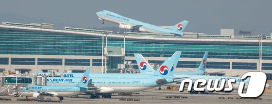 8일 인천국제공항에 대한항공 여객기가 이륙하고 있다. 2021.3.8/뉴스1 © News1 안은나 기자