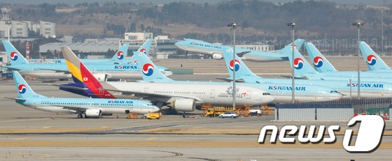 인천국제공항에 대한항공 여객기가 이륙하고 있다. /뉴스1 © News1 안은나 기자