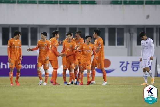 의욕적으로 시즌에 임한 강원 FC가 2연패에 빠져 있다.(한국프로축구연맹 제공)© 뉴스1