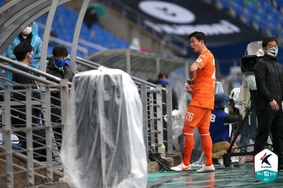 강원 수비의 중심이자 주장인 임채민은 개막전에서 퇴장 당했다.(한국프로축구연맹 제공)© 뉴스1