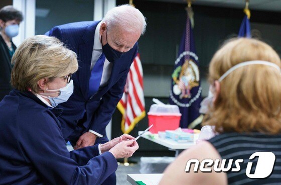 조 바이든 미국 대통령이 8일(현지시간) 워싱턴의 보훈처 메디컬 센터를 방문해 재향군인을 대상으로 한 코로나19 백신 접종을 지켜보고 있다. © AFP=뉴스1 © News1 우동명 기자