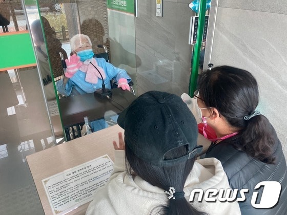 모녀에게 주어진 10분의 면회시간이 끝나고 어머니 김분이씨(91)가 면회실을 떠나는 딸을 향해 손을 흔들고 있다. © 뉴스1 김다솜 기자